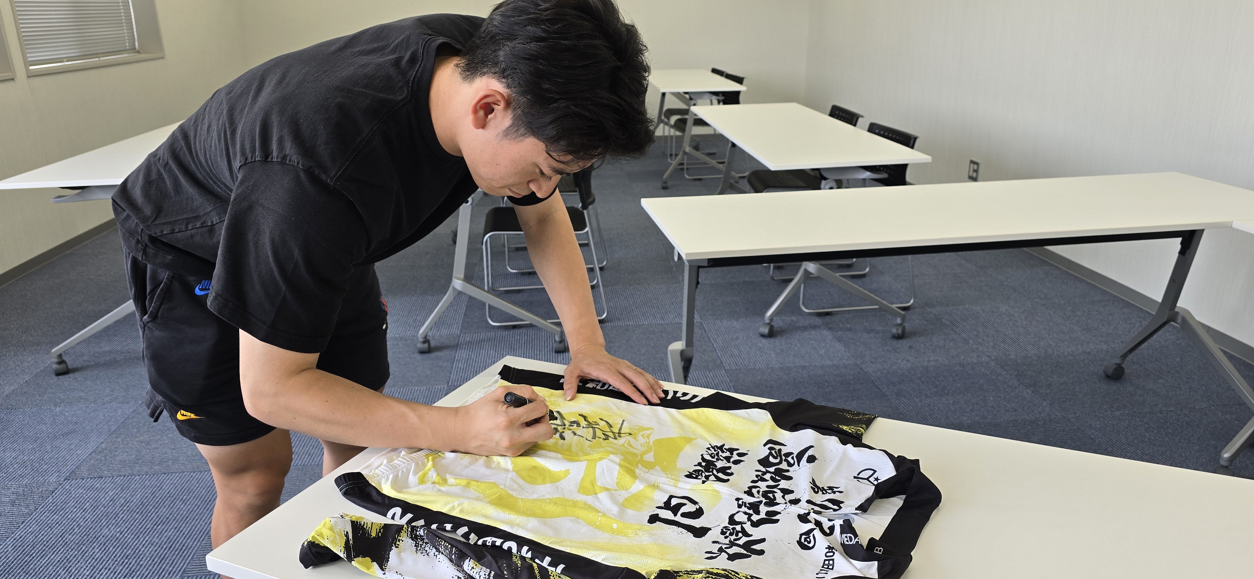 松本選手サイン入りユニフォーム(※デザインはランダムとなります)