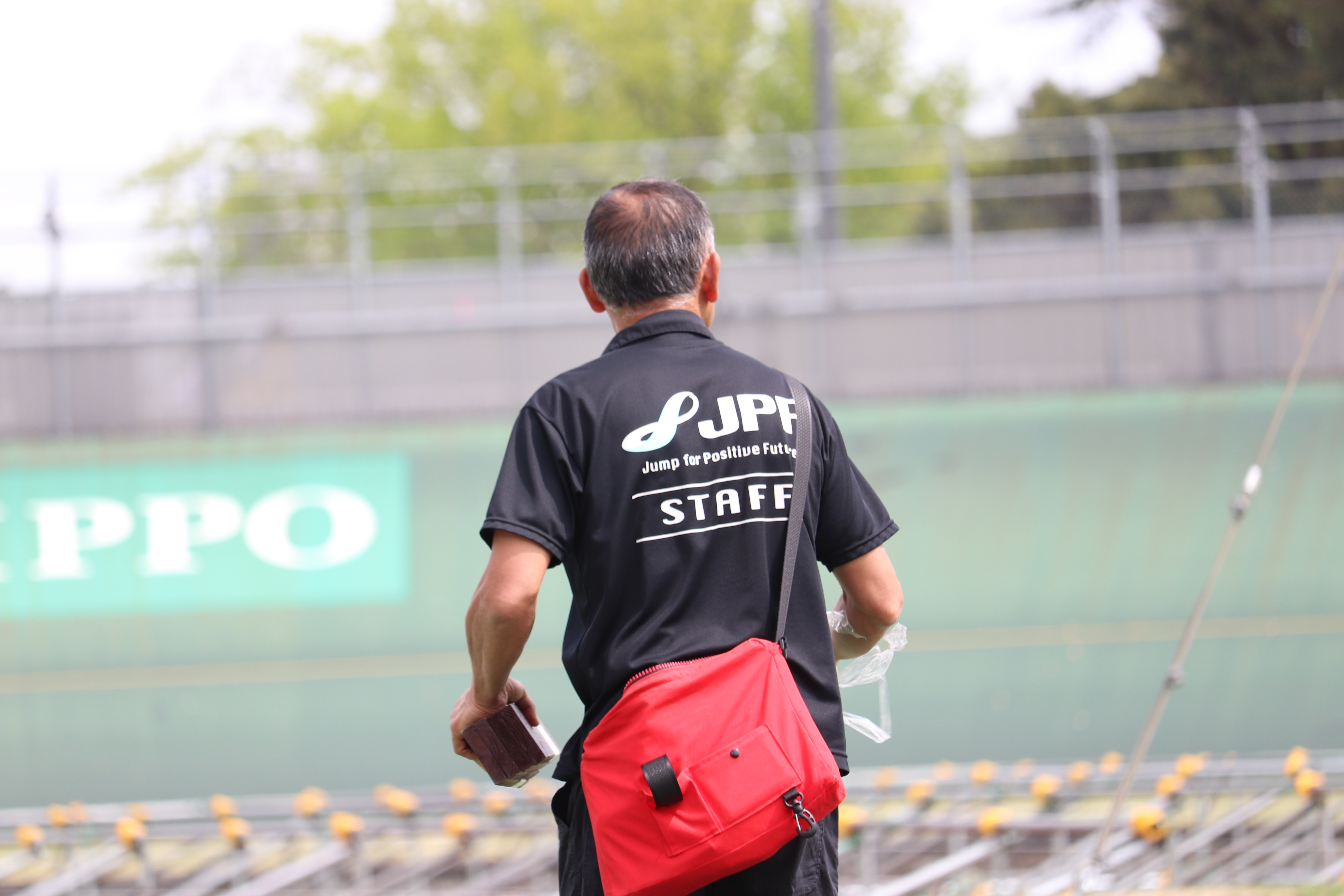 ①駆け回る長村さん